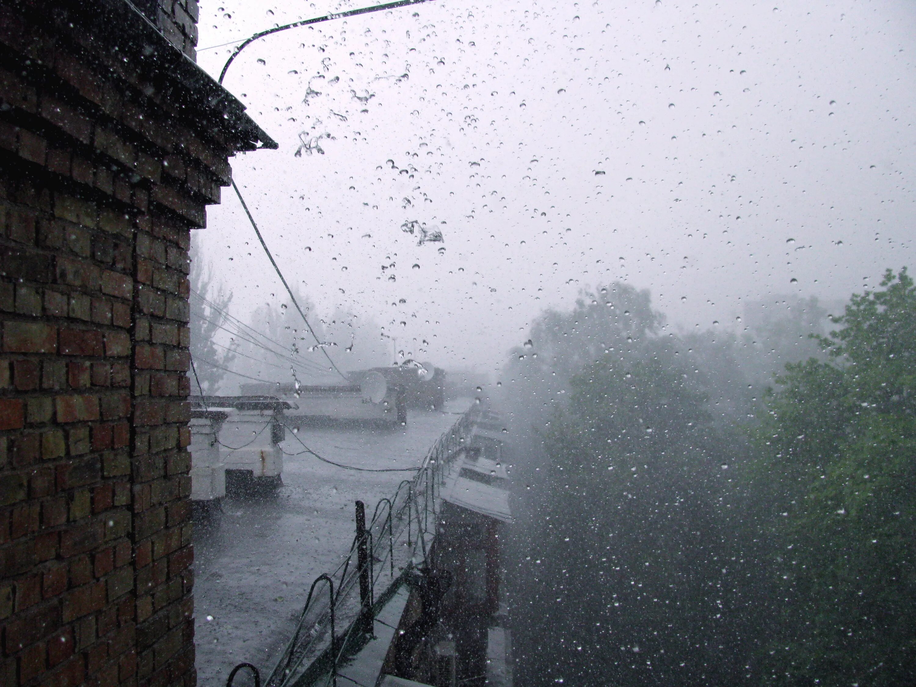 Плохая погода дождь ветер. Сильный дождь. Штормовое предупреждение город. Ливень. Сильный дождь и град.
