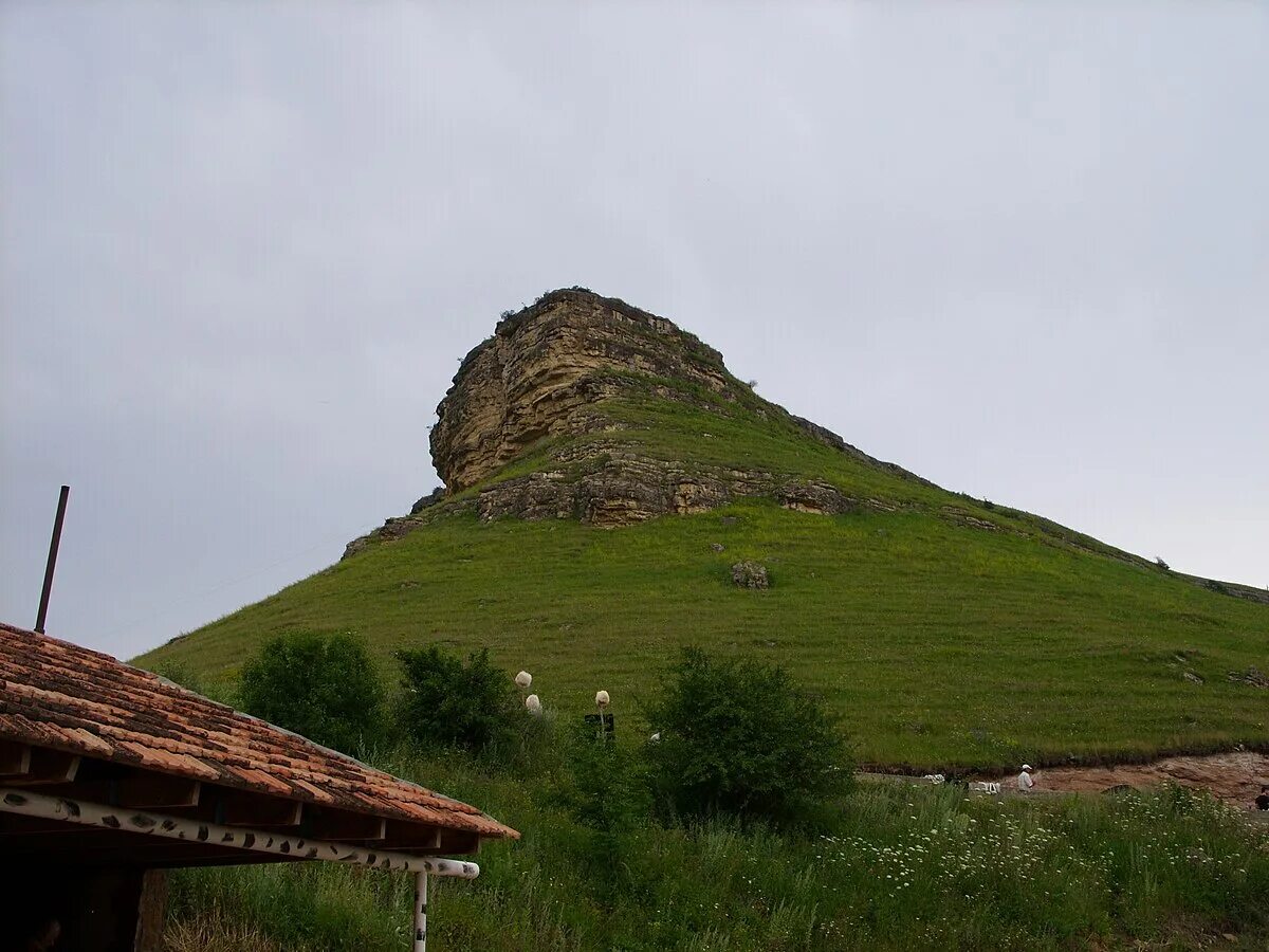 Рим гора плато кчр. Карачаево черкесия гора красный рог. Курган горная вершина. Село чапай карачаево черкесия. Рим гора учкекен.