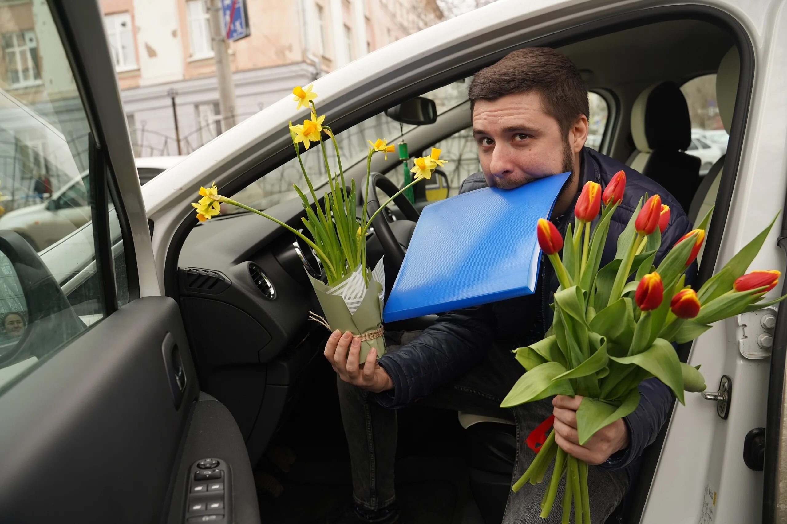 Сколько тюльпанов надо дарить. Букет тюльпанов и автомобиль. Мужчина с цветами. Мужчина с тюльпанами. Букет цветов для мужчины.