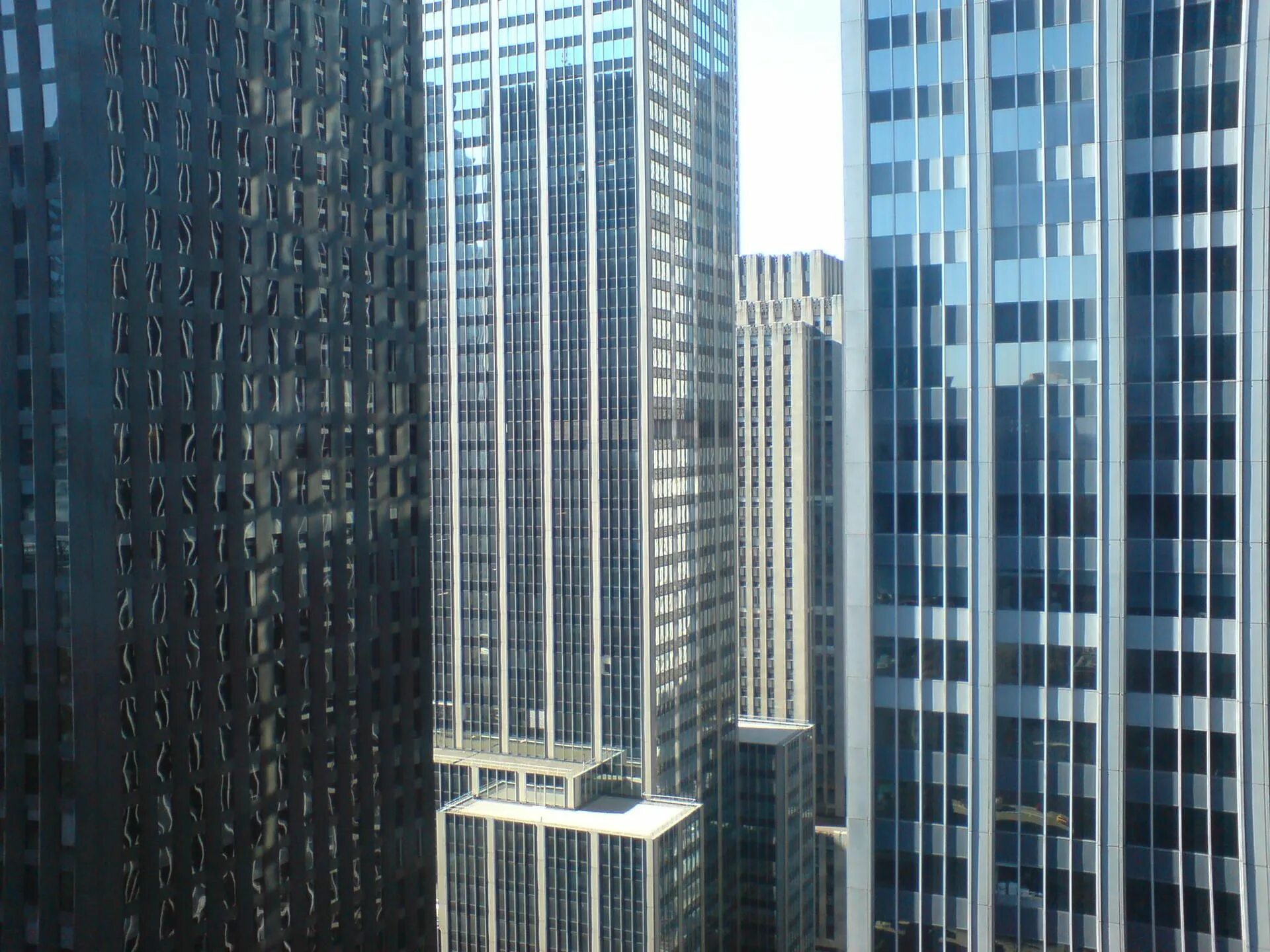 Многоэтажка в нью йорке сбоку. Текстура фасада здания. Окна небоскреба. Каменные здания. Фасады многоэтажных зданий.