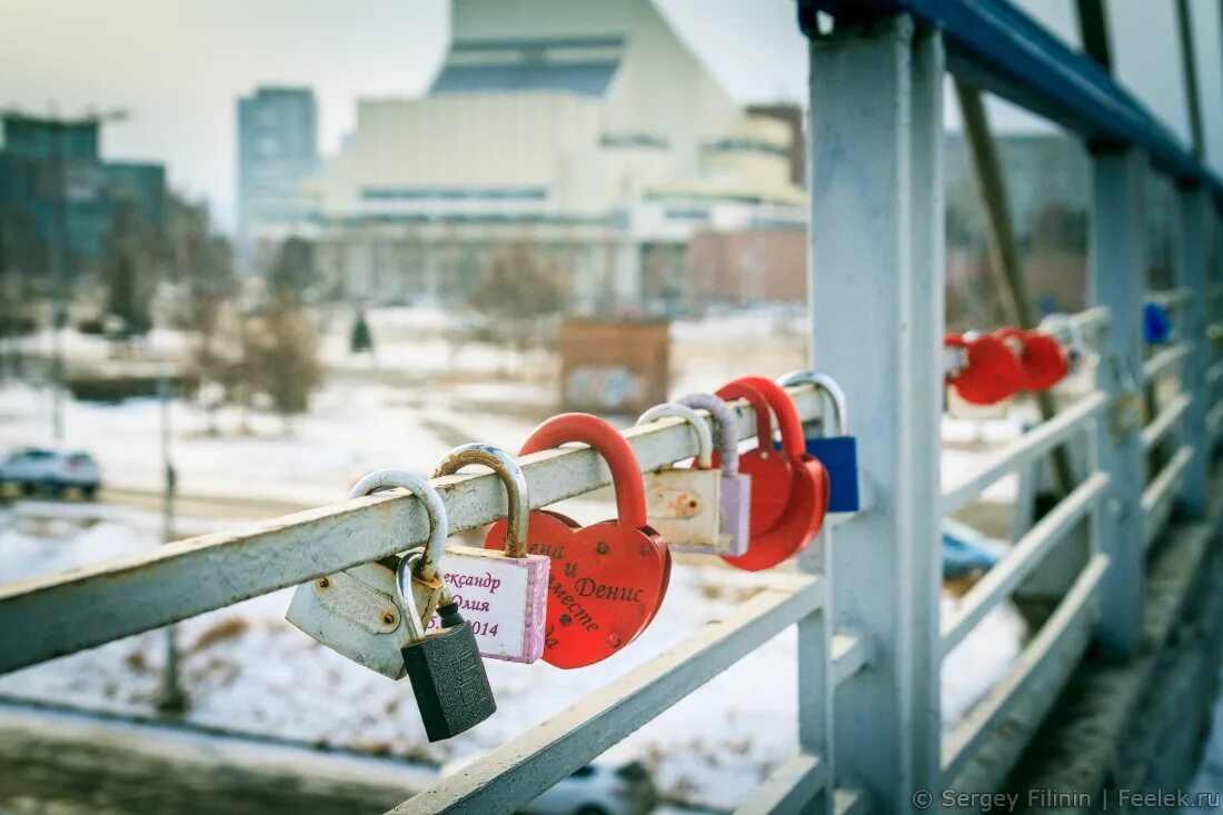 Как повесить замок. Мост любви Красноярск. Традиция вешать замочки в Китае. Вешает замок фотосток.