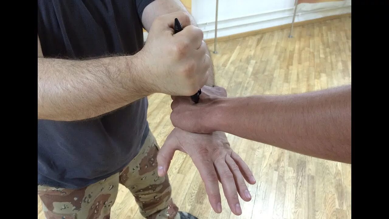 Как бьют по ж видео. Подручные предметы для самообороны. когти ниндзя. ручка которая дерется. бьют зе ручки.