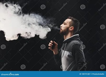 Парни курят вейп