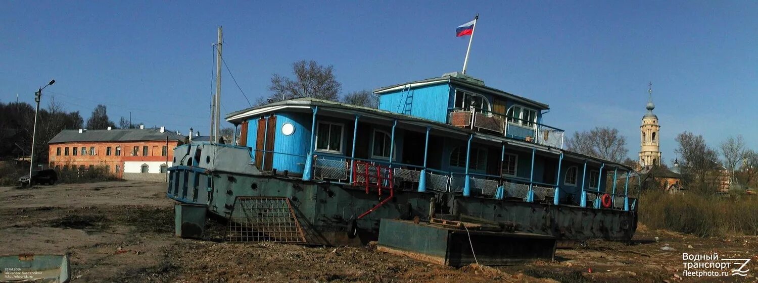 Пристань мужи. Таруса Пристань дебаркадер. Ока Калуга Пристань. Дебаркадер Пристань Калуга. Баржа Калуга.