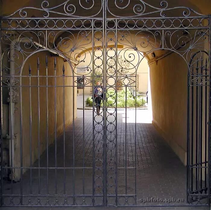 Старинные ворота. Кованые ворота с аркой. Ворота с кованной решеткой. Старинные кованые ворота.
