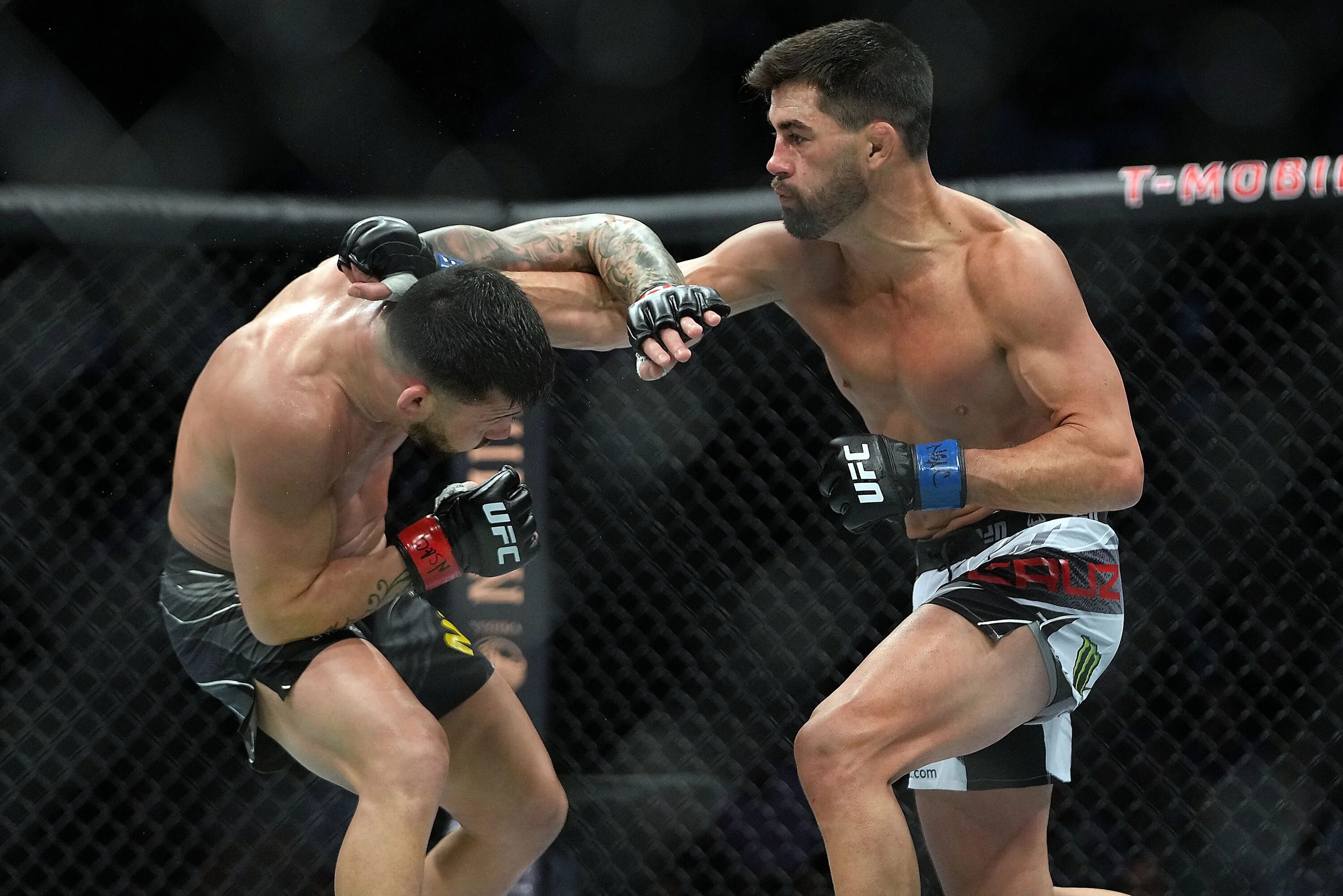 Макс холлоуэй с поясом ufc. Махачев уэйд. Доминик круз юрайя фабер. Анатолий токов последний бой в беллатор. Мма 7.