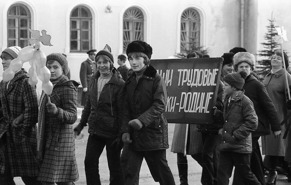 Ноябрь 1981. Демонстрация 7 ноября в норильске. группа детей на демонстрации 7 ноября. пенза демонстрация 7 ноября 1970. демонстрация 7 ноября 1981 год чебоксары.