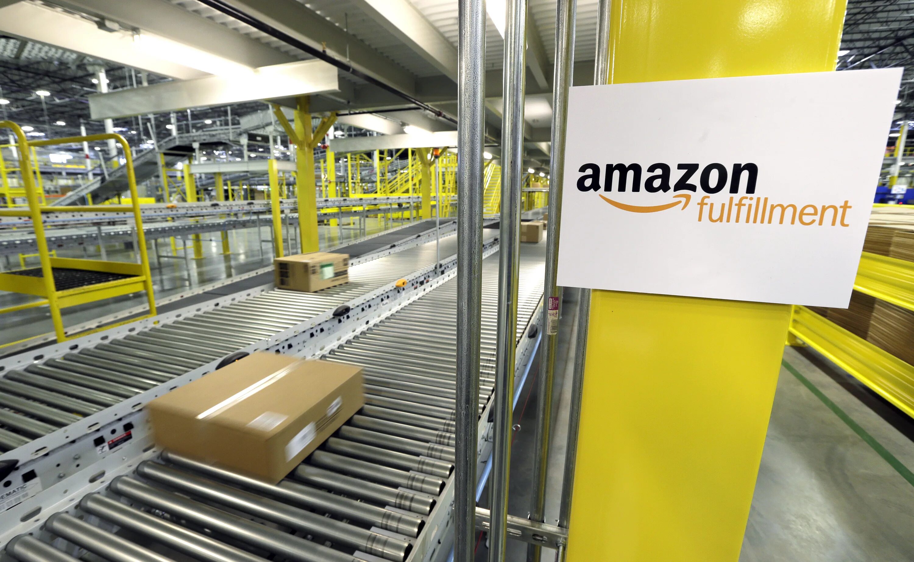 Амазон без. Автоматизированный склад амазон. amazon fulfillment center. amazon фото. амазон в сша.