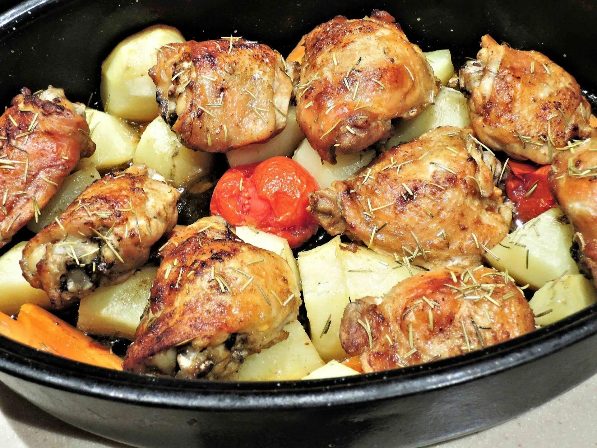 Сколько времени жарить бедра куриные на сковороде. Блюда из курицы. бедро куриное жареное. куриные бедра в духовке. куриные бедра с картошкой в духовке.