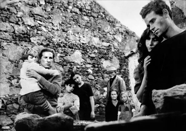 «земля кругом глухо застонала и дрогнула» — олицетворение?. Земля дрожит висконти. La terra trema (1948), режиссер лукино висконти. Вэл и эрл дрожь земли. Земля содрогнулась.