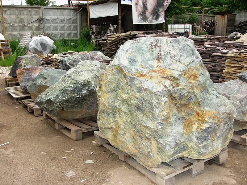 Валун ландшафтный. Валун известняк выветренный. Гранитный валун. Природный камень большой. Валуны разной фракции.