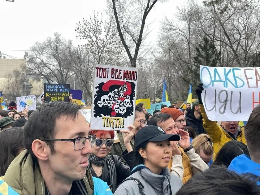 Митинг с плакатами. Митинги в поддержку Украины. Плакаты митингующих за Украину. Лозунги в поддержку Украины.