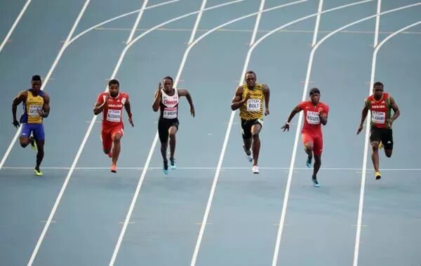 С какого старта легкоатлеты бегут 100 метров. Легкая атлетика бег на 100 м. Спринтерский бег 100 метров. Легкая атлетика 100 метров. Бег на 100 метров техника.