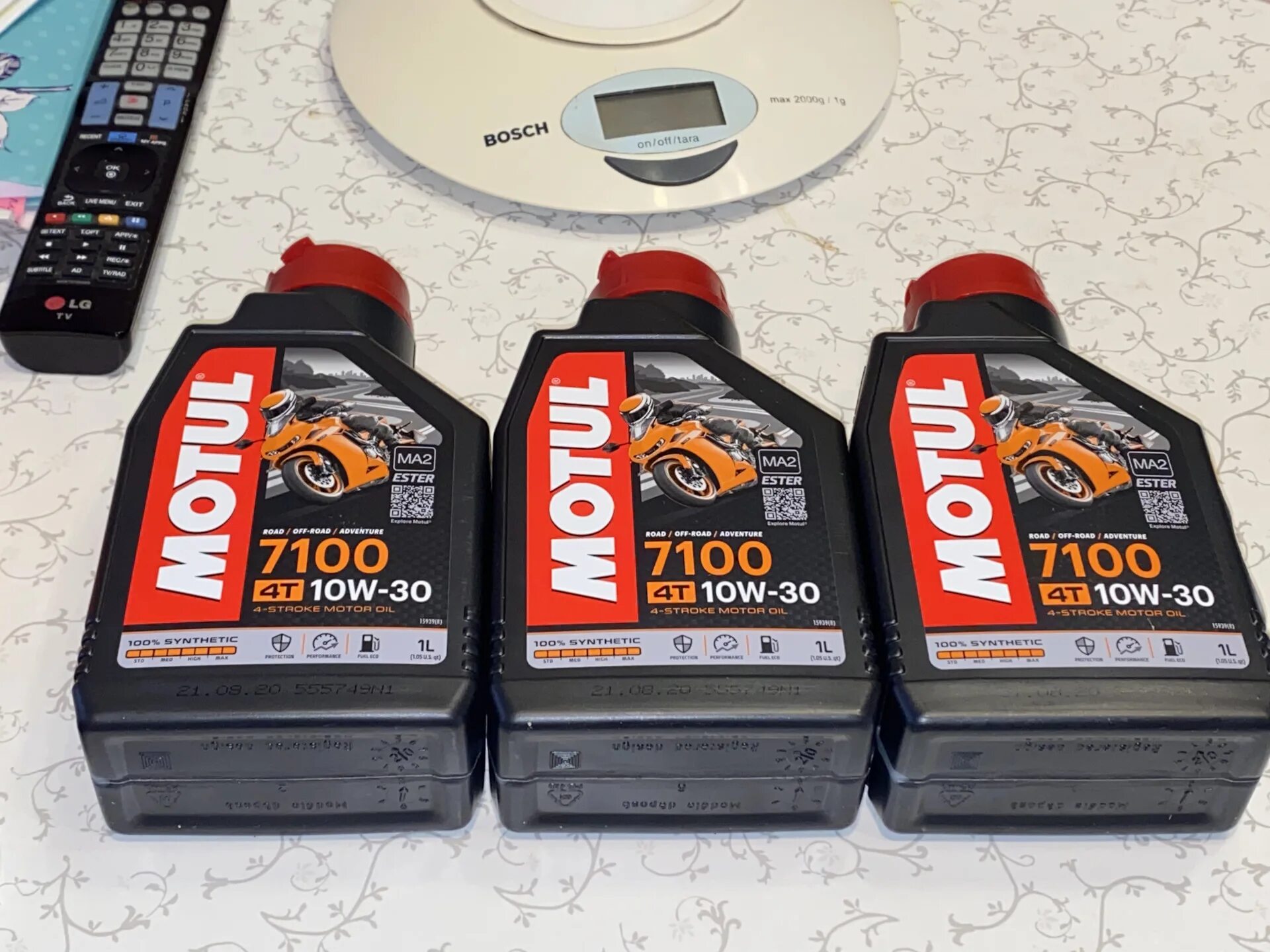 Motul для мотоцикла таблица. Мотюль 10w50 7100 мото. Motul 4t. 7100 4t 10w 30. Мотюль бирка.