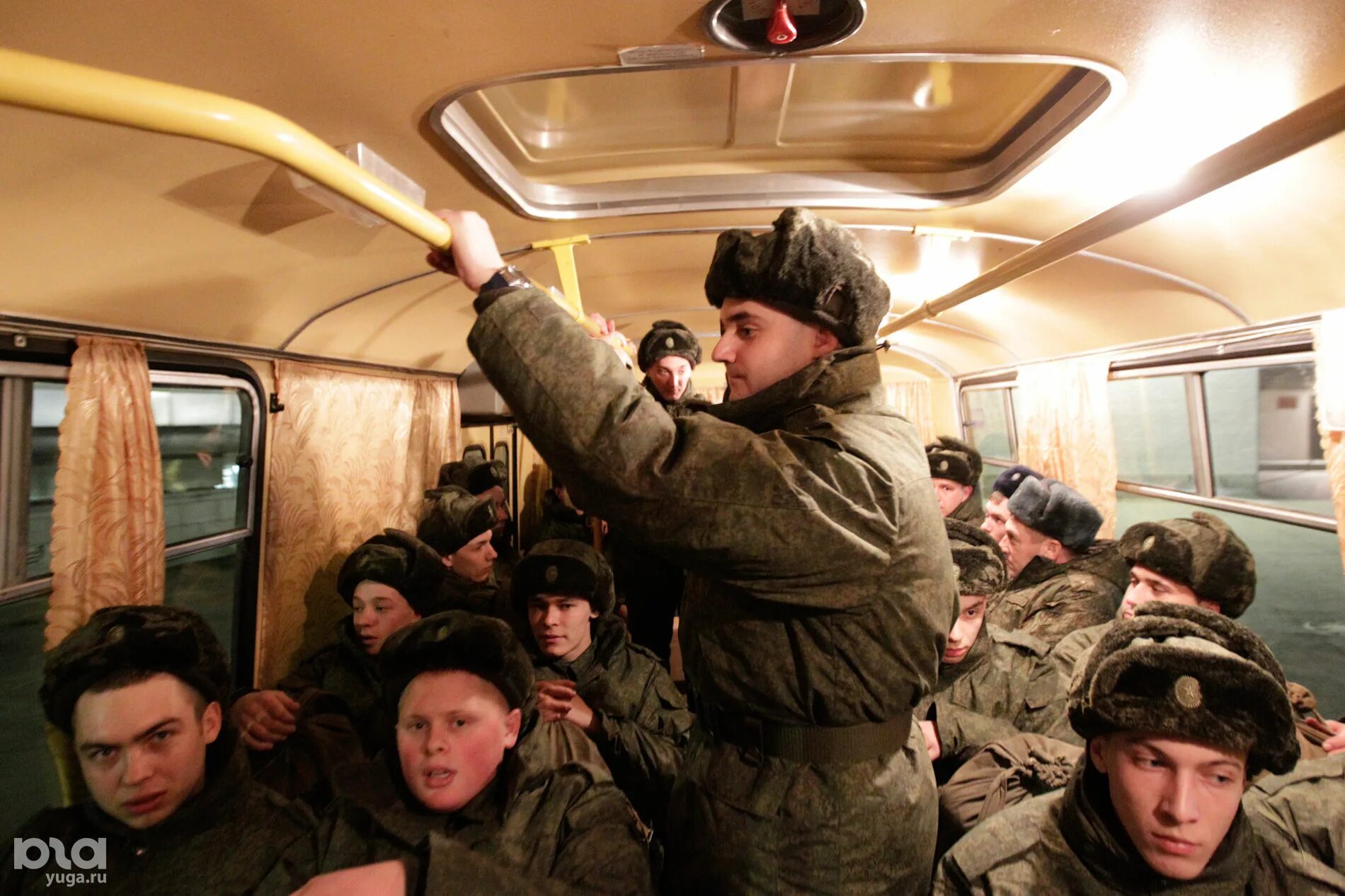 Проводы в армию. Военный поезд. Призывник в поезде. Солдаты в поезде. Ближайшее время ожидается мобилизация