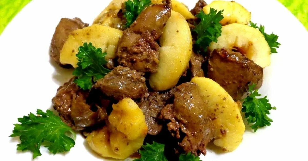 Куриная печень с луком яблоками в духовке. Печень с яблоками. Куриная печень с яблоками. Печень куриная с яблоками и луком. Печень куриная тушеная с яблоками и луком.