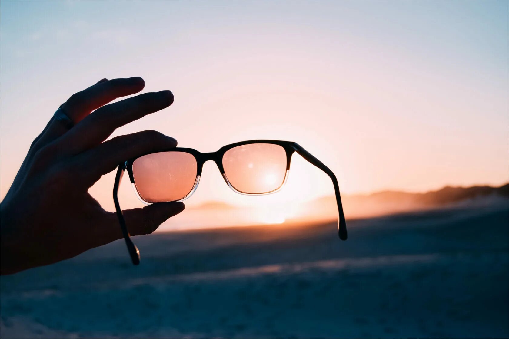 Your sunglasses. Очки на пляже. День изобретения солнцезащитных очков. Блики на солнцезащитных очках. День изобретения солнечных очков.
