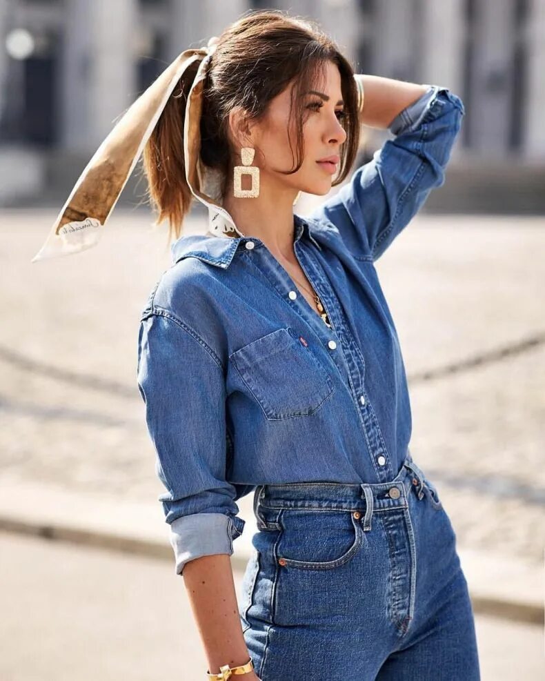 Джинсовые рубашки женские 2022. Джинсовые рубашки 2023. Джинсовые рубашки 2023. Рубашка из денима. Тотал лук деним 2022.