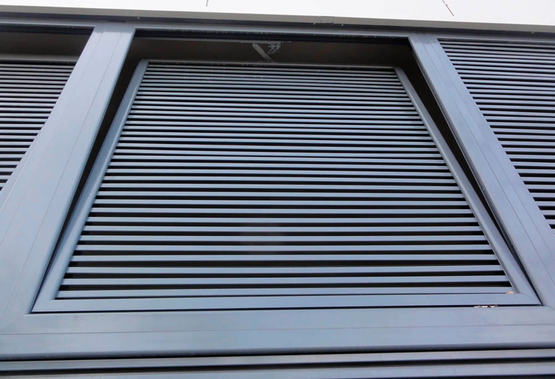 Вентиляционная решетка кровент. Жалюзийная решетка 400х400 мовен. Бронированные жалюзи. Жалюзийная решетка для вентиляции металлическая. Окно слуховое жалюзийное рэд-нст2-у5.