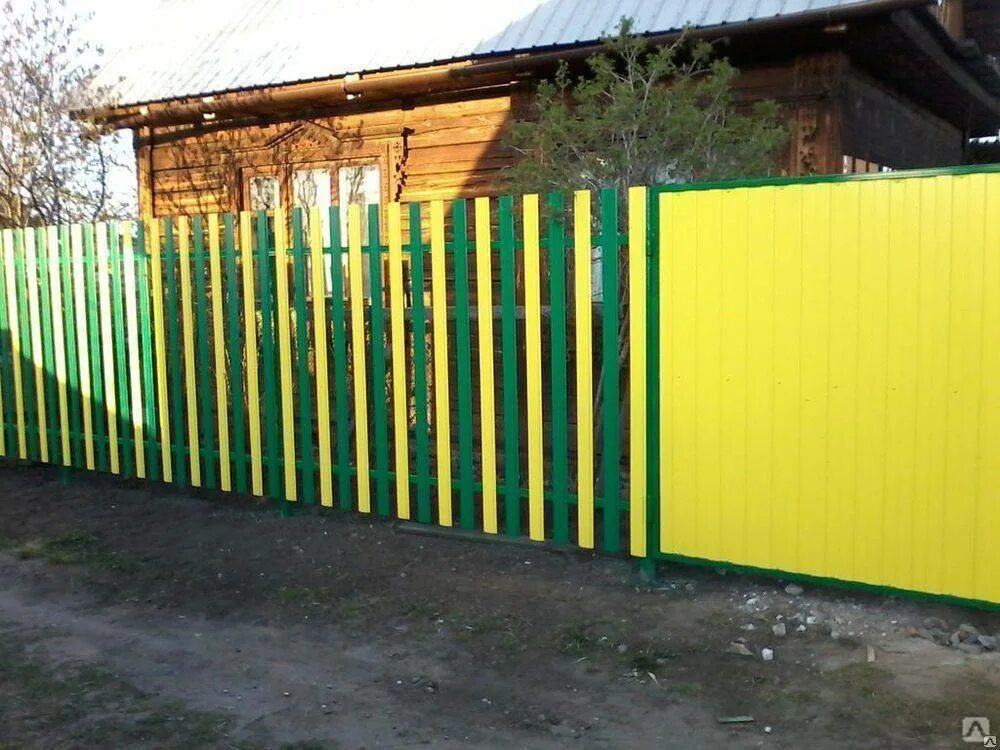 Крашеный забор. Красивый забор из евроштакетника. Металлический штакетник цвета. Штакетник белый синий. Забор из синего штакетника.