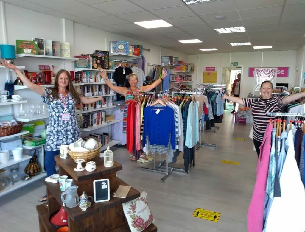 Charity shop is. Благотворительный магазин. Благотворительные магазины Европы. Фото благотворительного магазина. Национальный день благотворительных магазинов в США.