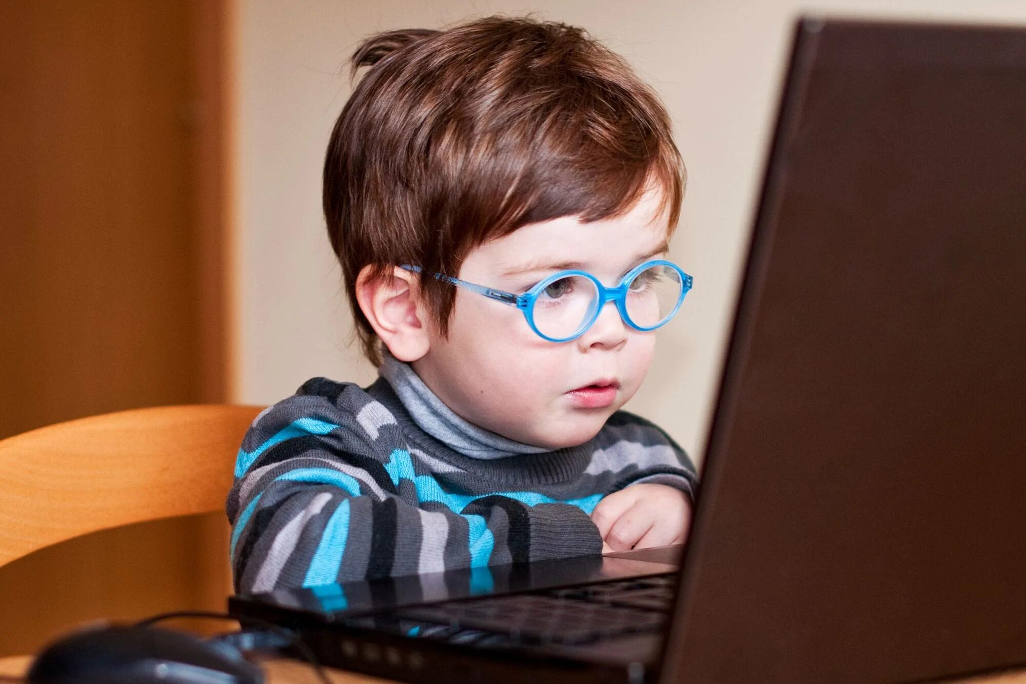 Компьютер глазами. Компьютер для детей. Дети в очках. Дети с нарушением зрения. Ребенок за компьютером.