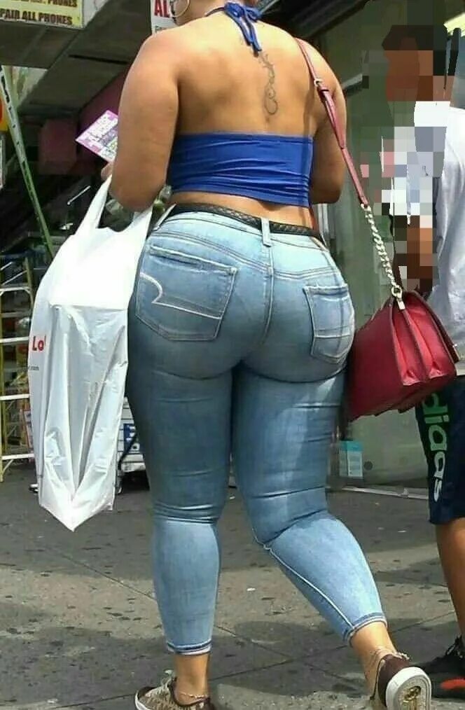 мама огромны попами. пухленькие ягодицы. софи тернер plus size. толстые ягодицы. женщины с большими попами в платьях.