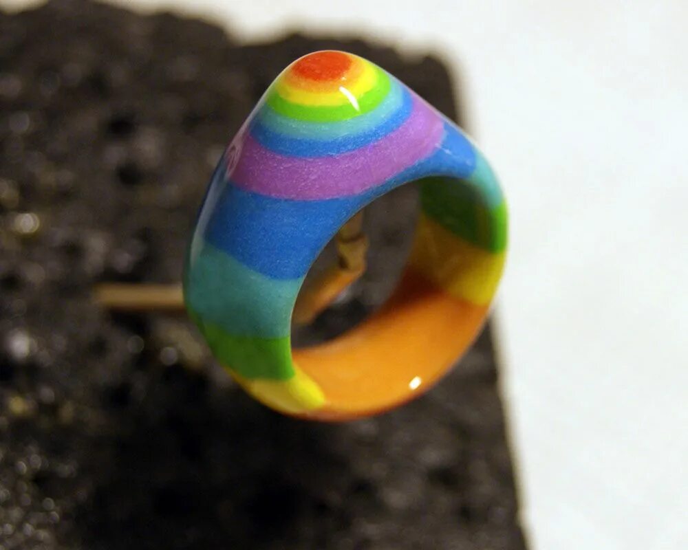 Кольца из глины. Радужное кольцо из глины. Идеи для колец из глины. Радуга из полимерной глины.