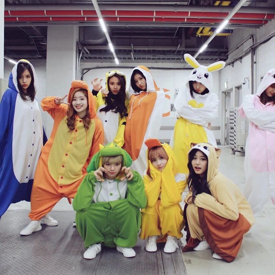 Кигуруми много людей. Кигуруми для детей. Фотосессия в кигуруми в студии. Много детей в пижамах. Пижама кигуруми покемон.