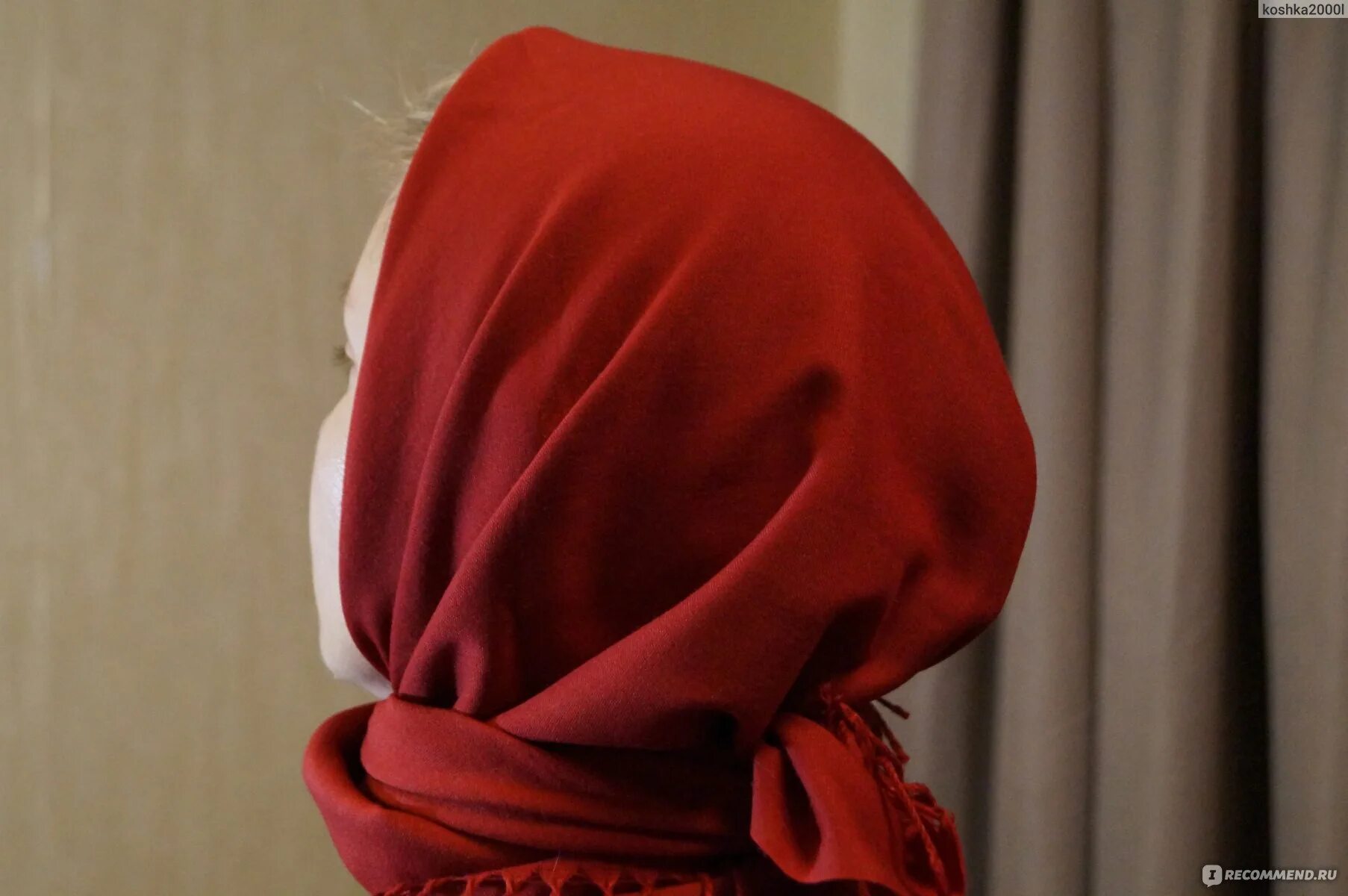 Падающий платок. Красные платки. Красный платок фото. Фокус женщины с красным платочком видео. Падал платок имбирь вид 2 фото на людях.