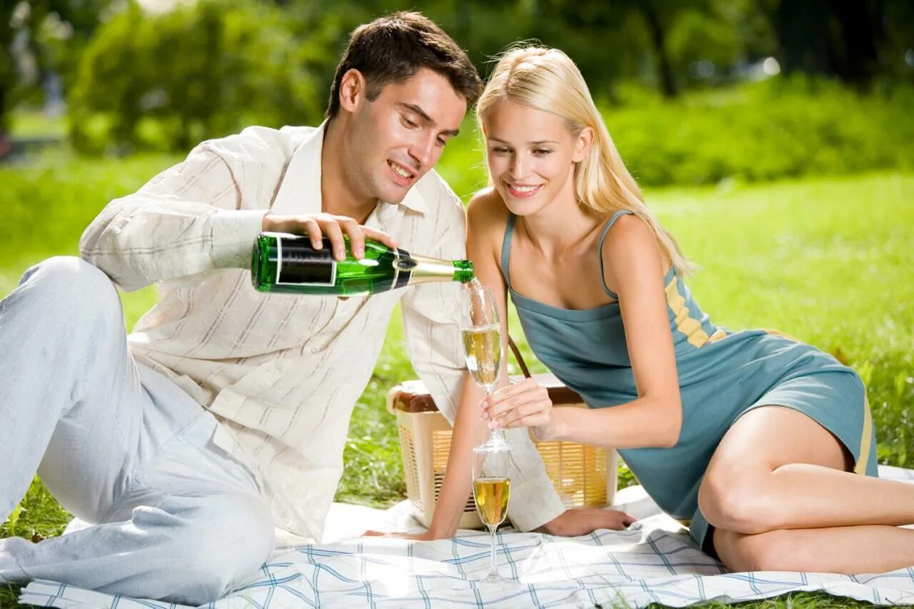 Розыгрыш для семейных пар. Мужчина и женщина на природе. Мужчина на природе. Романтичный пикник на природе. Мужчина и женщина пьют вино.