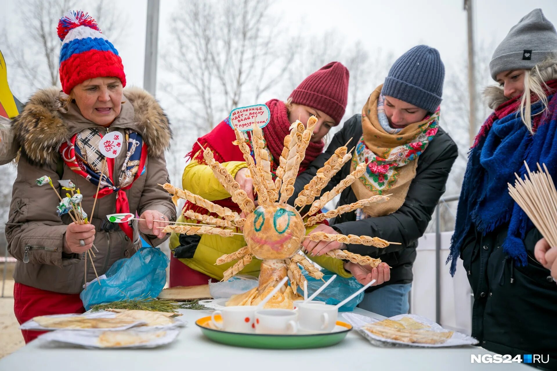 Украшения на Масленицу. Стол на Масленицу. Масленица композиция. Украсить стол на Масленицу.