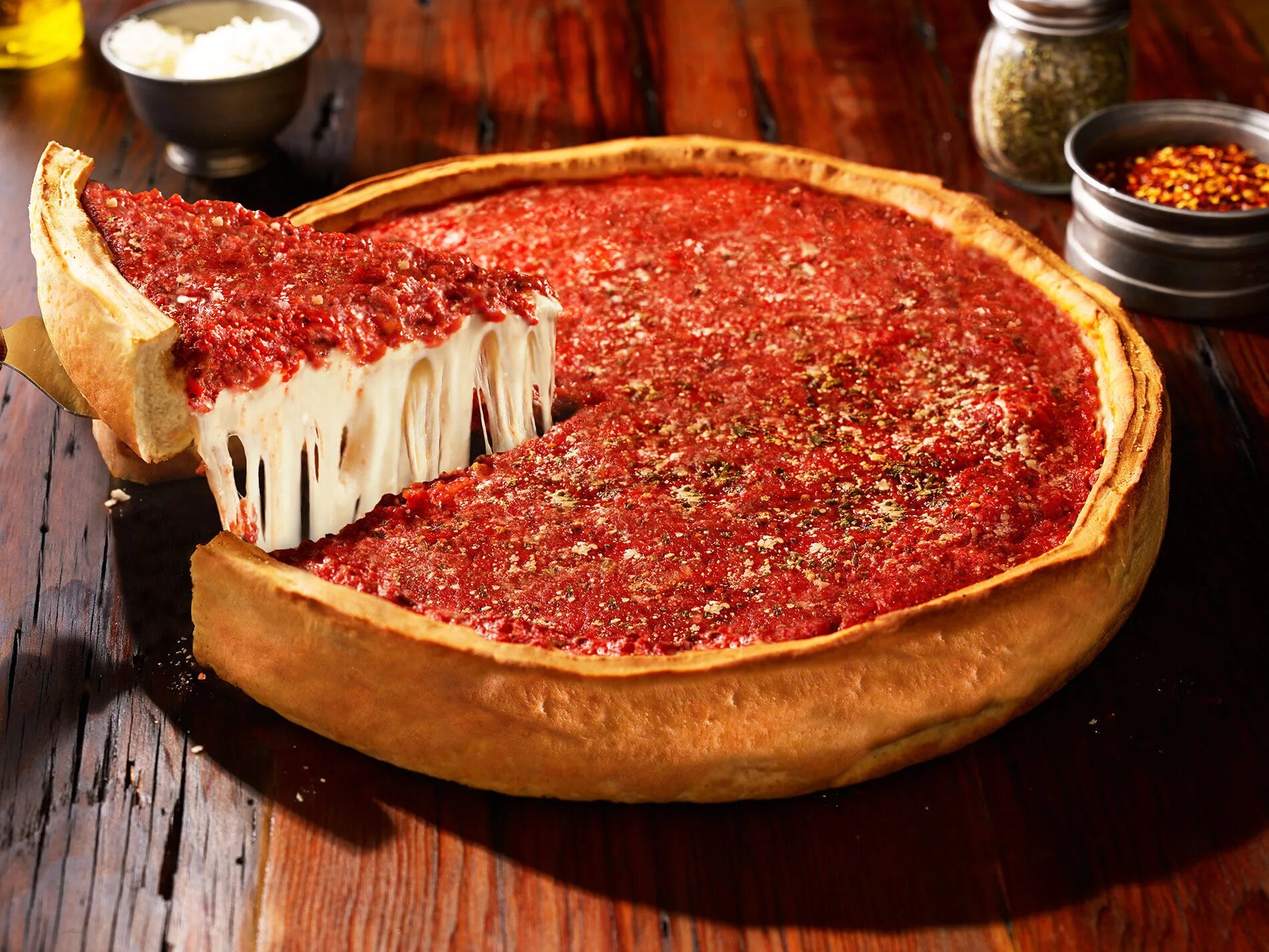 Deep pizza. Deep pizza. Чикагская пицца в чикаго. Американская пицца чикаго. Пицца deep dish.