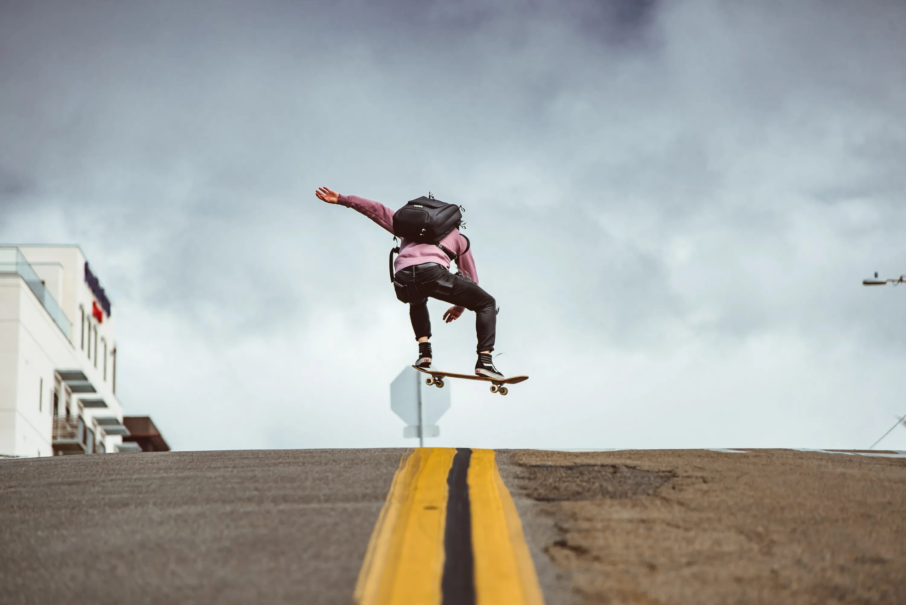 Автоподстава. Прыгнет на дорогу. Человек в лесу фото. Автоподстава на дороге. Девушка в прыжке.