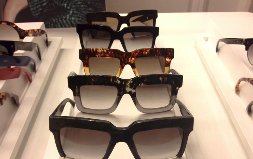 Купить очки в саратове. Luxottica очки. Luxottica Group очки. Luxottica очки бренды. Оптика новые коллекции солнцезащитных очков.