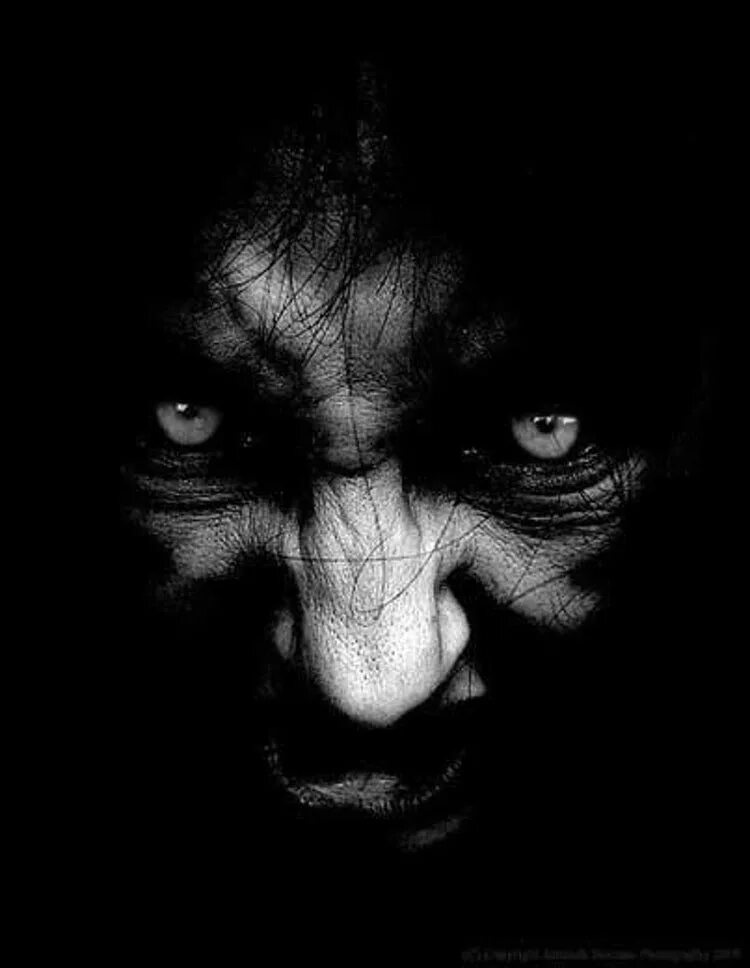 Темный силуэт в комнате. Темный силуэт в темноте. Страшный человек в темноте. Страшная улыбка в темноте. Человек в темном коридоре.