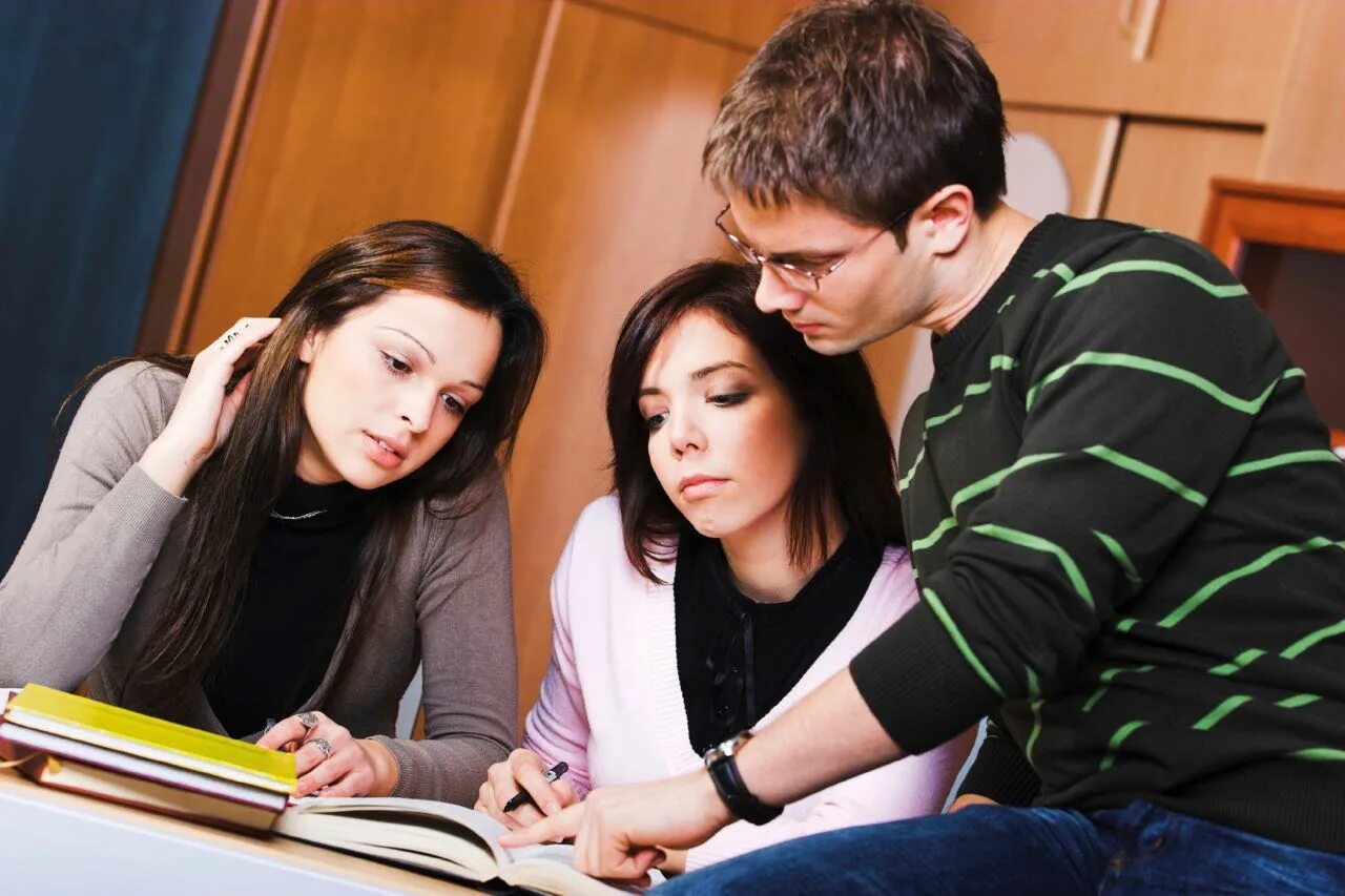 Студент учит английский. Чему учат в вузе. Студенты в вузе. Что нужно чтобы преподавать в вузе. Преподавание в вузе.