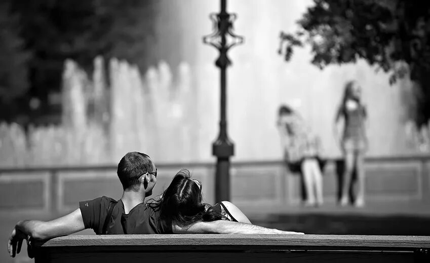 Два возраста любви. Андрей рубежов любовь за 60. Черно белое картинки романтика молодежи. Пожилые влюбленные пары. Влюбленная пара пожилых людей.