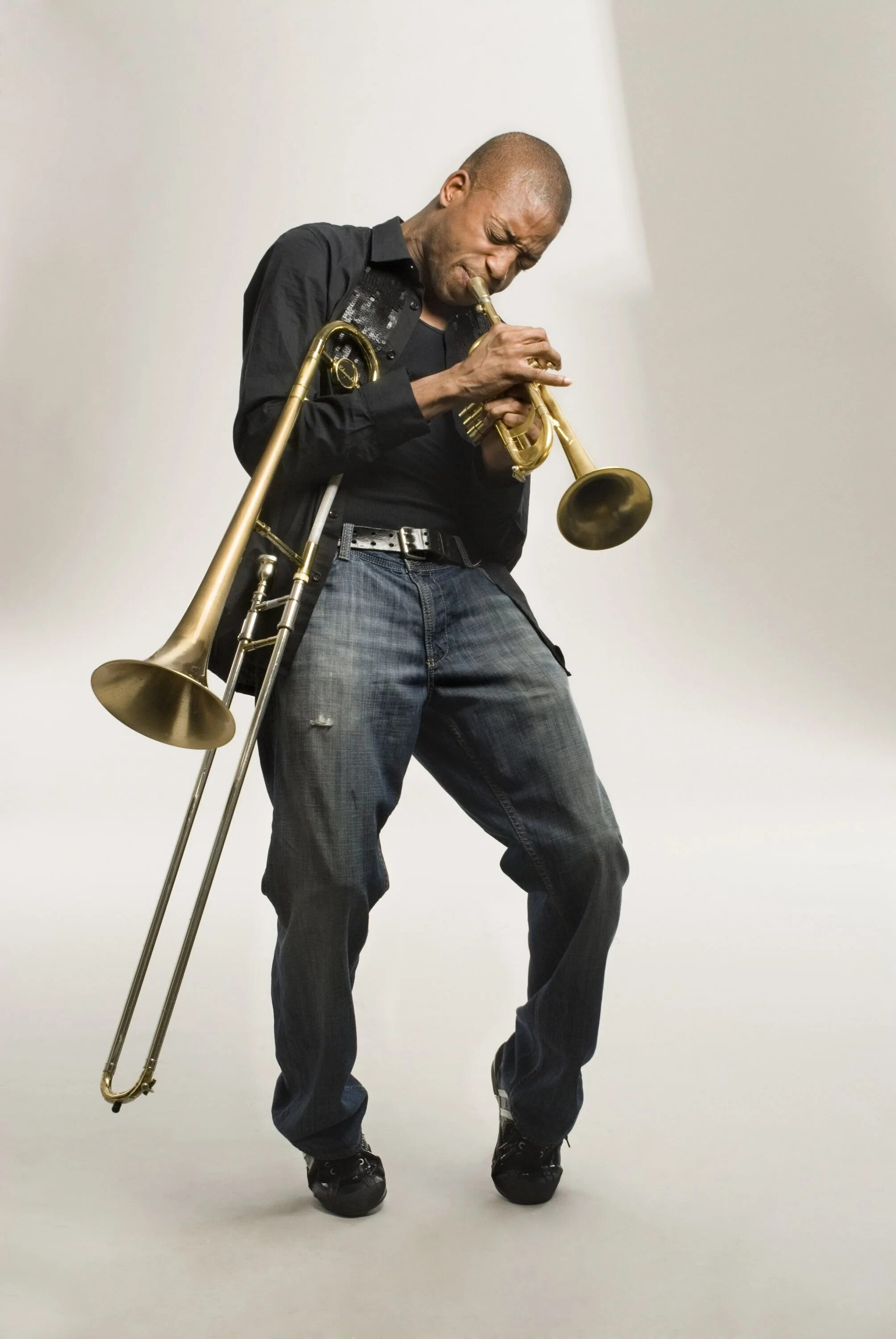 Трубач это. Трубач тромбон. трубач и тромбонист. trombone shorty &amp; orleans avenue. музыкант в полный рост.