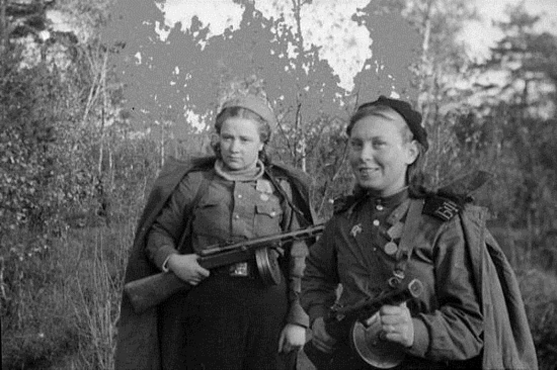 Мобилизация женщин в великую отечественную войну. Женщины на войне 1941-1945. Женщины-солдаты 1941. Женщины разведчицы Великой Отечественной войны.