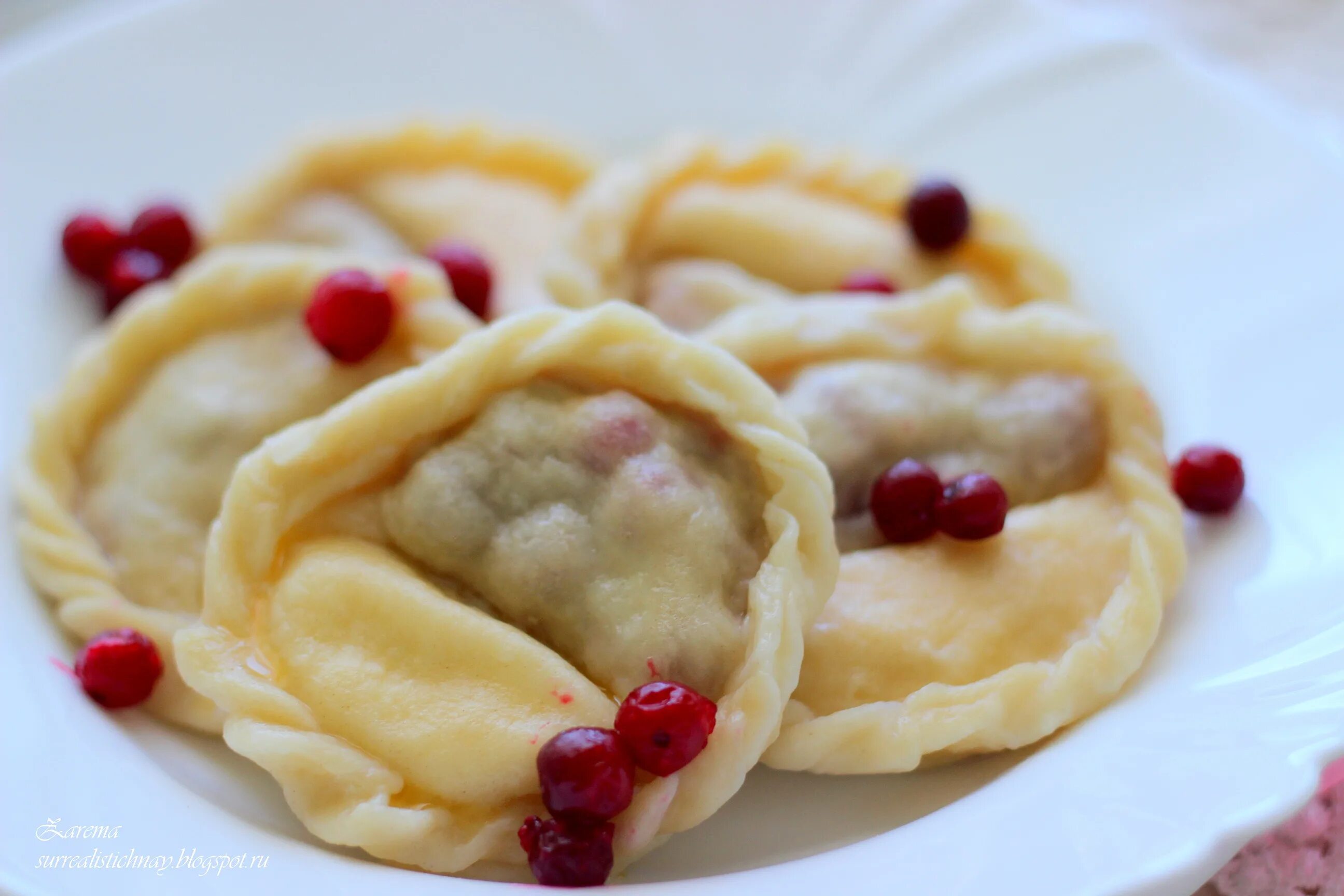 нежный вареник. вареники. вареники из творога. вареники с вишней подача. вареники с клубникой полуфабрикат.