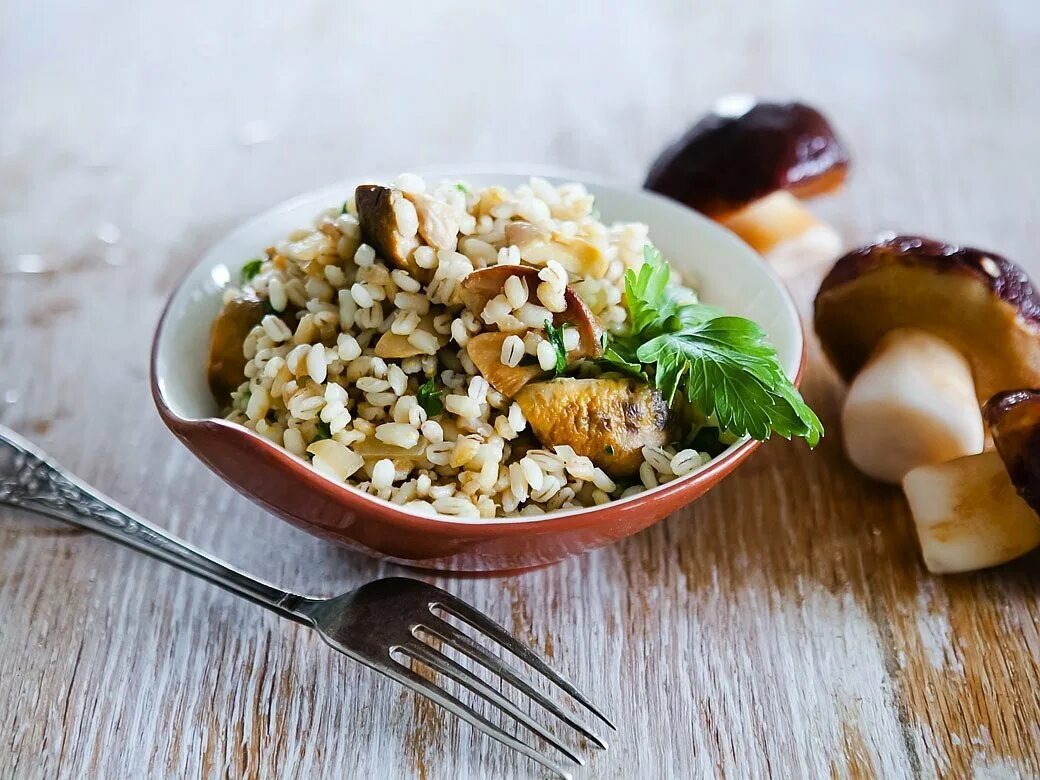Каша из перловой крупы. Перловая крупа с грибами. монастырская кухня перловая каша. перловая каша с шампиньонами. грибная каша с перловкой.