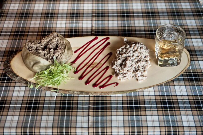 Haggis блюдо Шотландии. Блюдо Хаггис в Шотландии. Хаггис традиции Шотландии. Шотландская кухня Хаггис. Хаггис блюдо шотландское