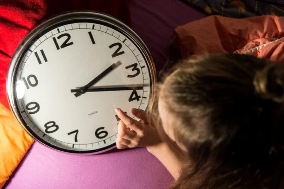 14 часов утра. 4 Часа утра часы. Переход на зимнее время в Европе. Девушка переводит часы. Время 4 утра на часах.