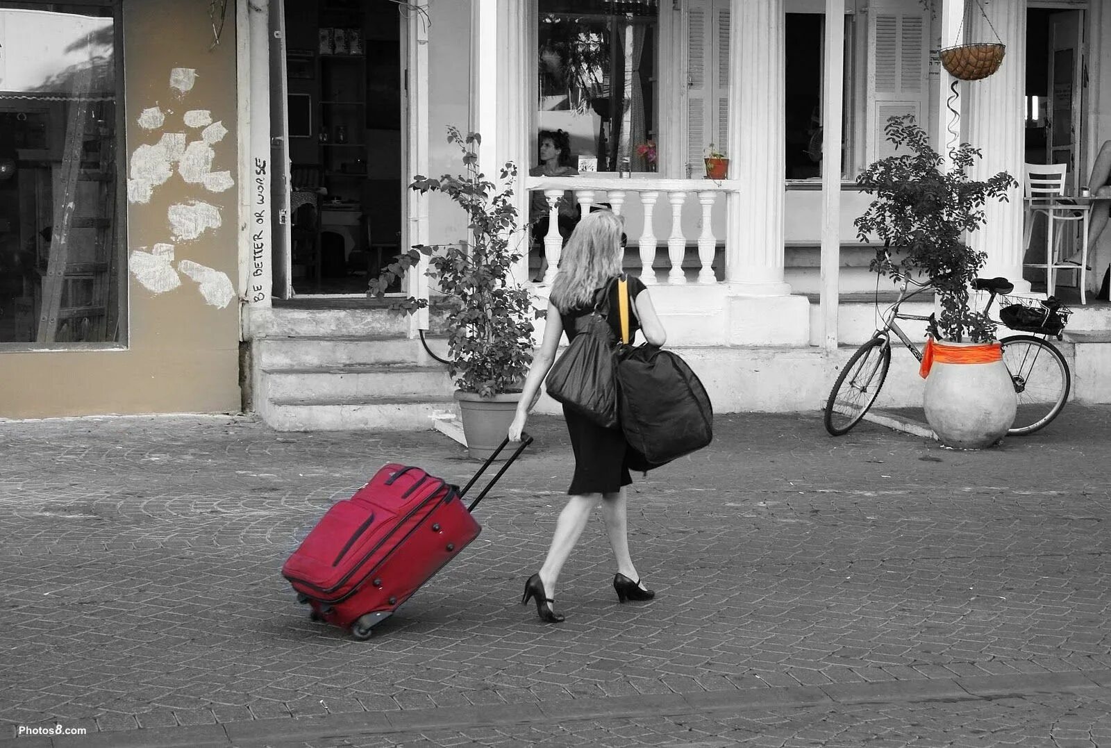 Хочу уехать из дома. Девушка с чемоданом. Девушка с сумкой. Девушка с сумкой и чемоданом. Чемодан для девочек.