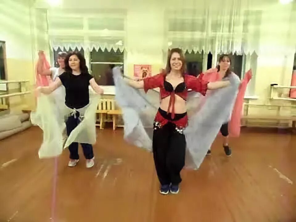 Руссо танец. Танец Хусейна с платком. Танец с платочком смешное видео. Грузинский мужской танец с платками