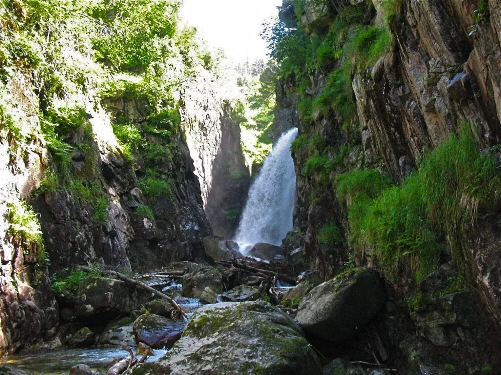 Водопад сказка. Гора черского северобайкальск. Озеро байкал водопад. Водопад грохотун байкал. Водопад грохотун озеро соболиное.
