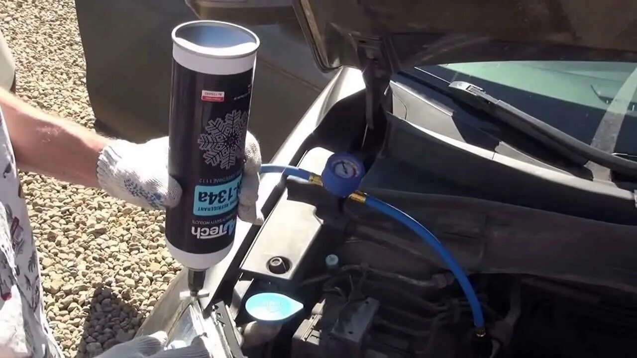 Фреон для кондиционера авто. Дозаправка кондиционера автомобиля баллончик. Баллончик для заправки кондиционера автомобиля. Заправка автомобильных кондиционеров. Как заправлять машину.