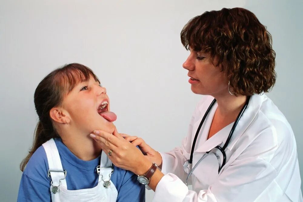 Боль в языке врач. Доктор осматривает горло. Врач осматривает ребенка. Врач осматривает горло ребенка.