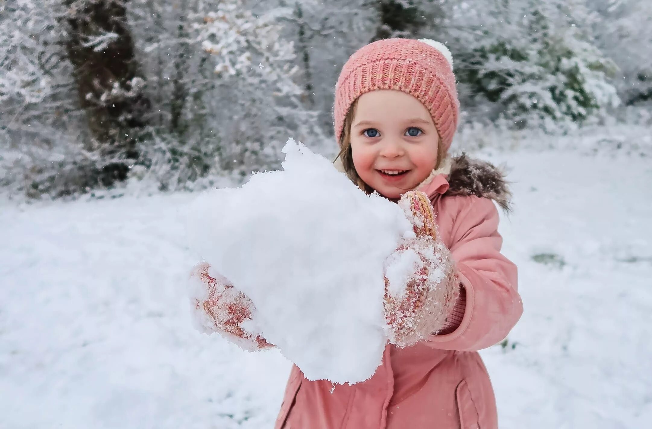 малыш зимой фото. фотосессия зимой с малышом. зимняя фотосессия детей. малыш зимой фото. малыш в снегу.